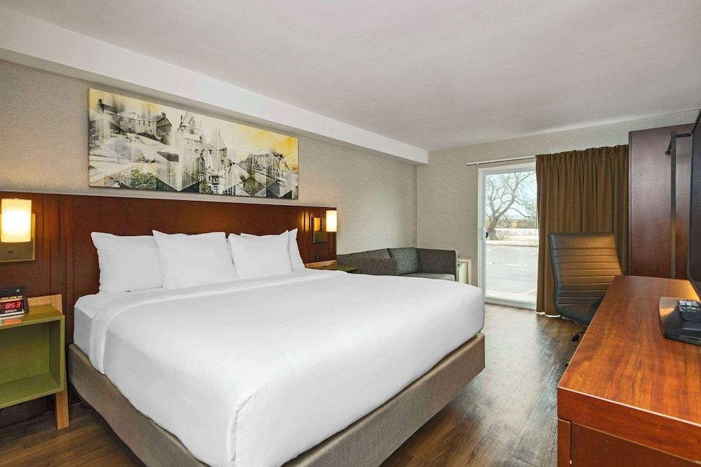 Comfort Inn Cambridge - Highway 401 1
