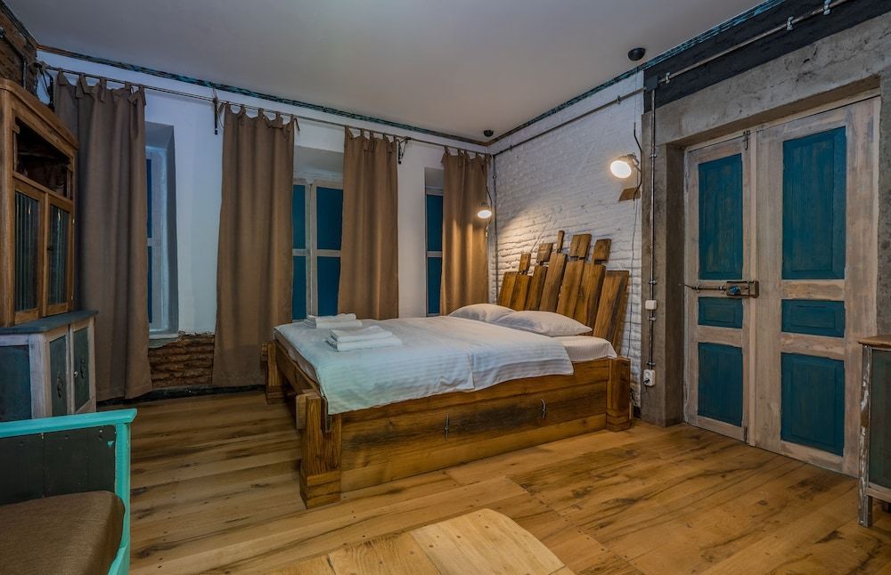 H&B apartments Zurab Zhvania 2