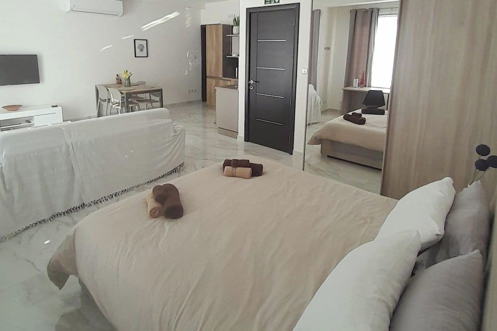 Studio - Sleeps 2 - Balcony - 5 Min Walk To Beach 2