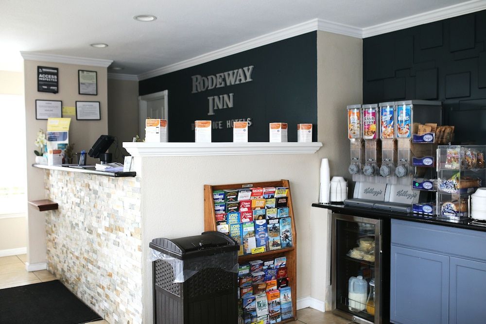 Rodeway Inn Near University-Gateway to Yosemite 2