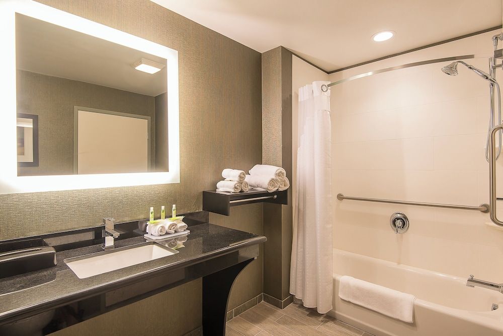 Holiday Inn Express & Suites Norwood-Boston Area by IHG 2