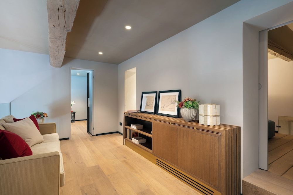 Arts & Crafts Apartments 1