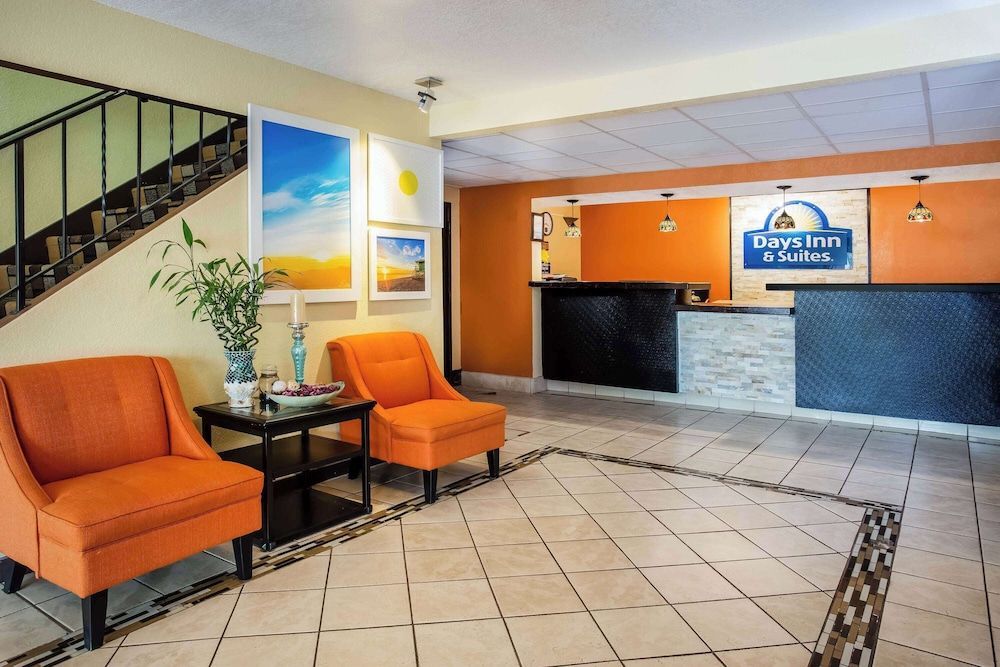 Days Inn & Suites by Wyndham Stevens Point 2