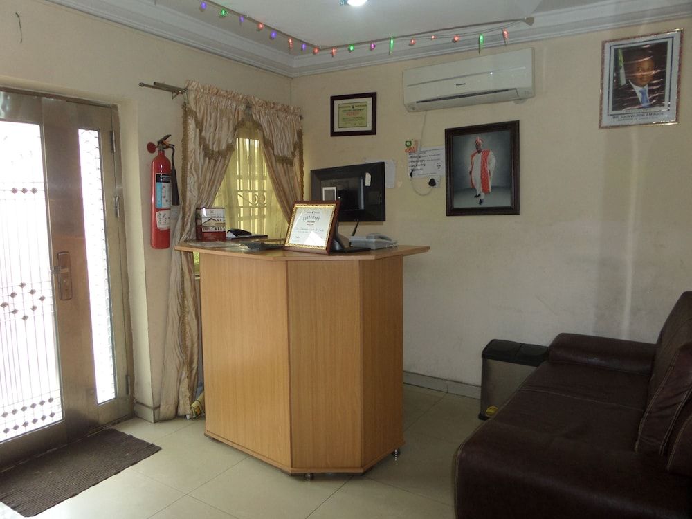 De Lawrence Court & Suites 2