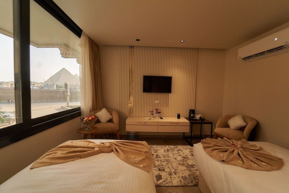 Gold's Pyramids Hotel 1