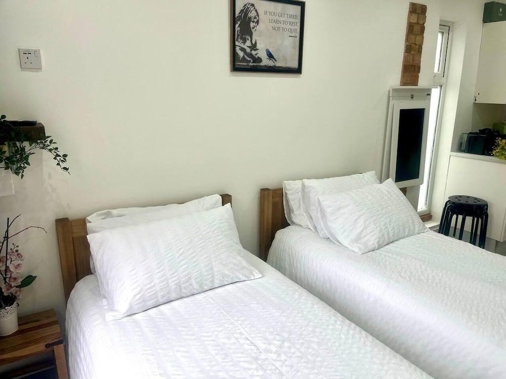 Great Studio near Luton Airport - SUPER HOST 3 YEARS RUNNING! 1