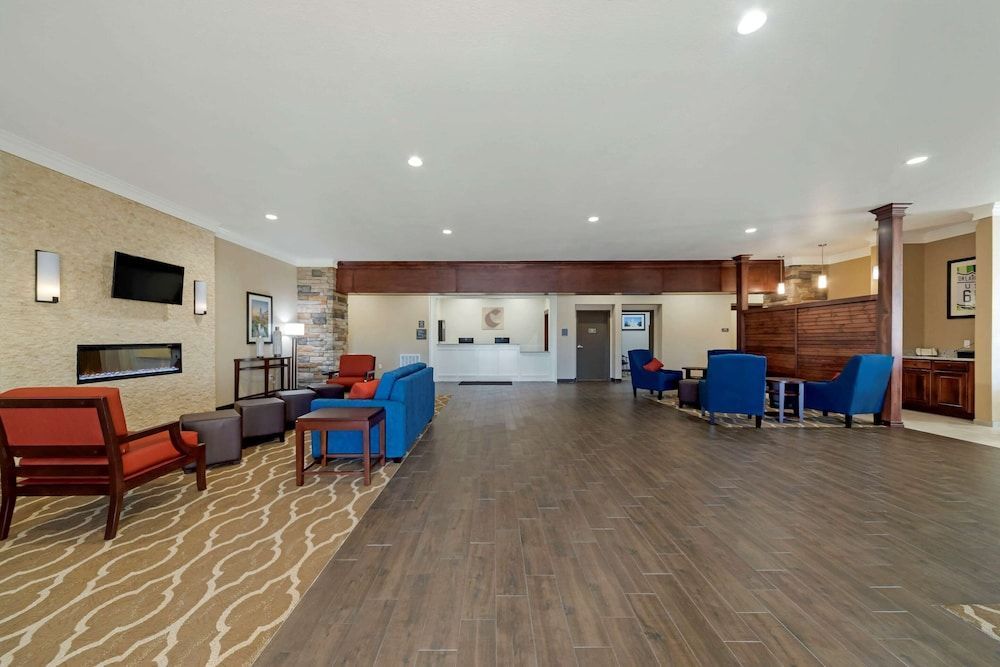 Comfort Inn & Suites Harrah 2