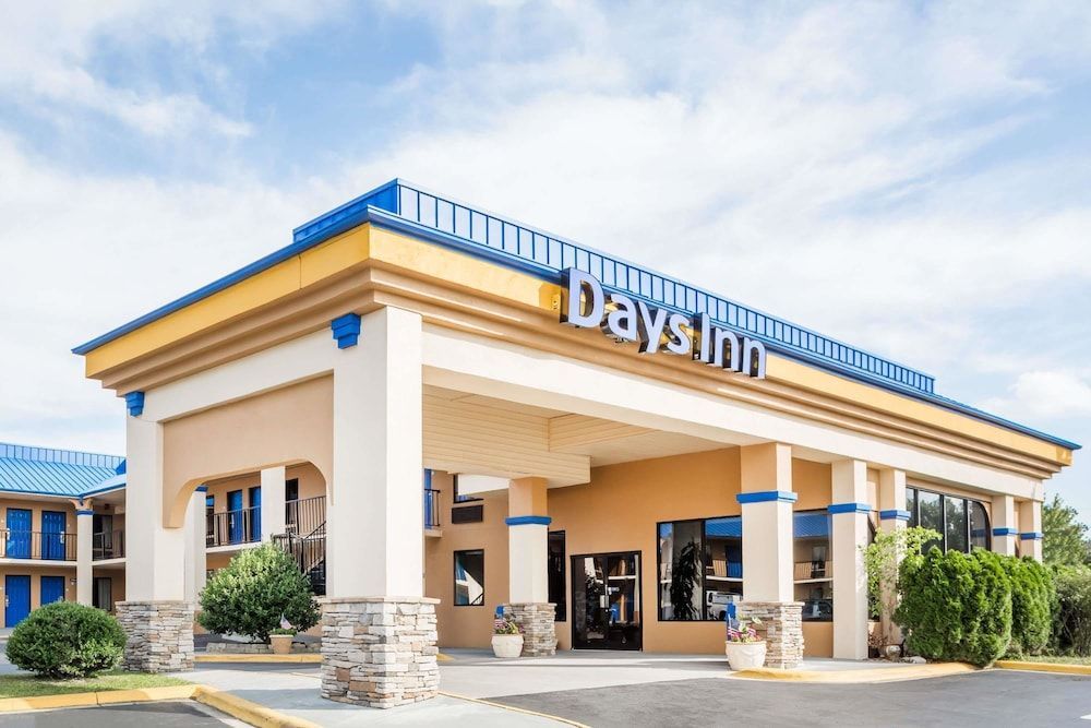 Days Inn by Wyndham Hendersonville 1
