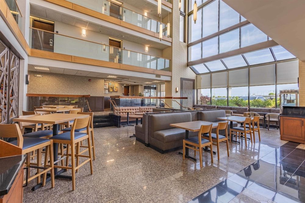 Drury Inn & Suites St. Louis Airport 2