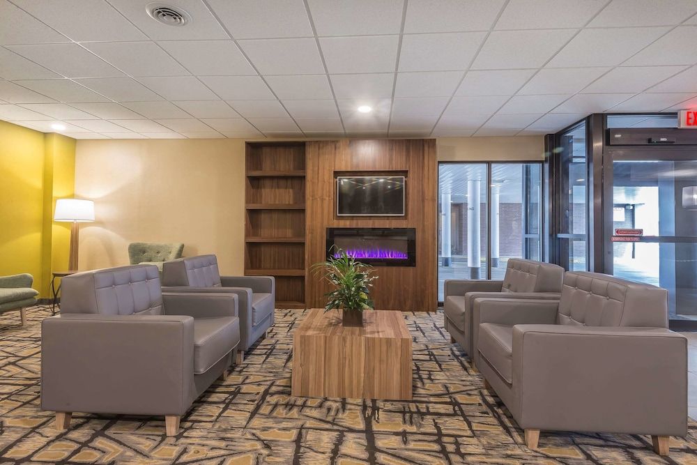 Quality Inn & Suites Windsor - Downtown 2