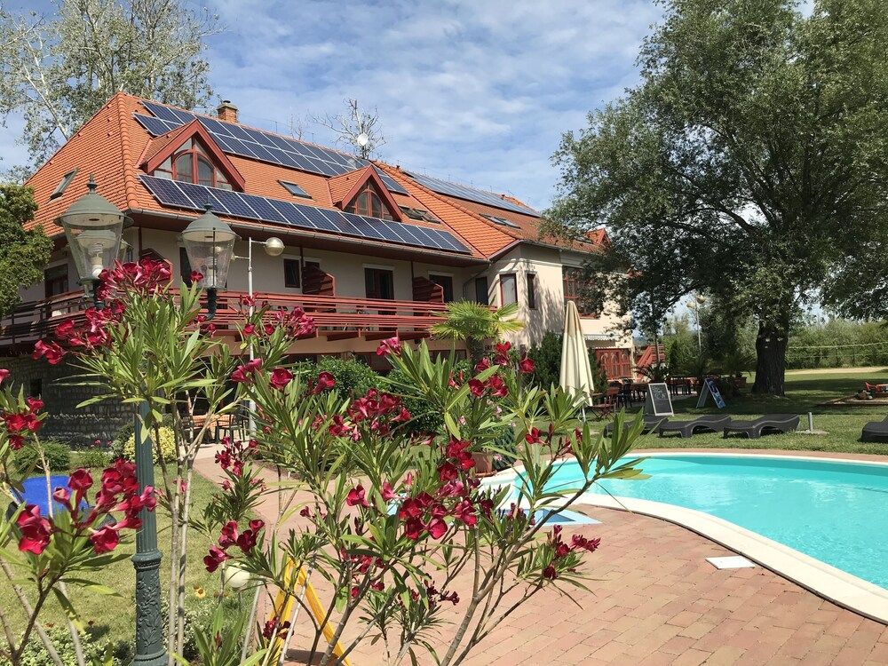 Zsanett Hotel 1