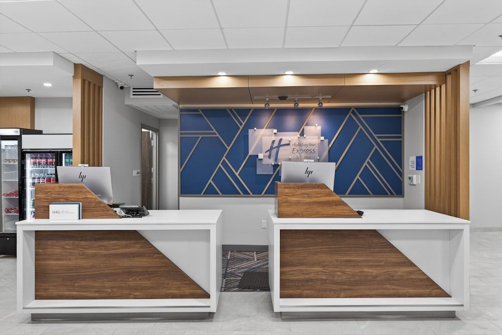 Holiday Inn Express & Suites Chicago West - Oak Park by IHG 1