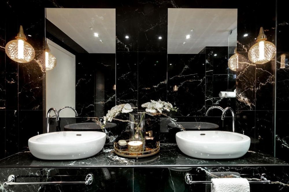 Maison Downtown Luxury Apartments! 2