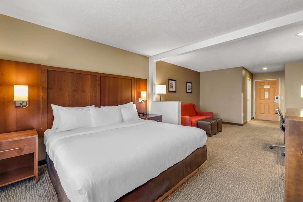 Comfort Suites Airport 1