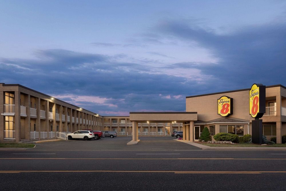 Super 8 by Wyndham Windsor/Dougall 1