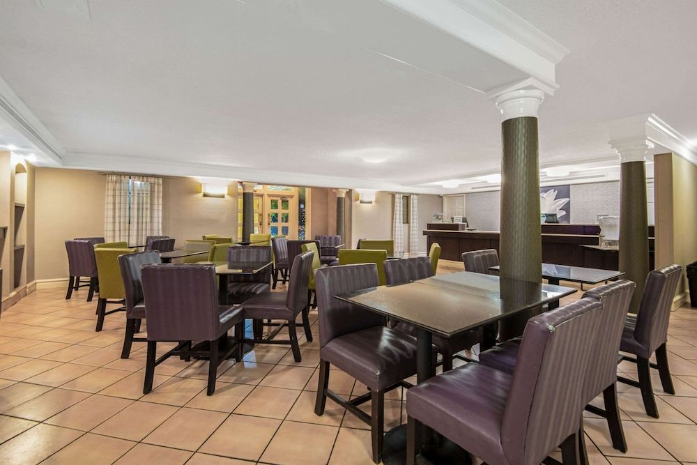 La Quinta Inn by Wyndham San Antonio I-35 N at Toepperwein 2