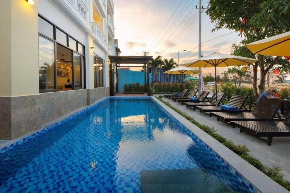 Hotel Front Beach 1