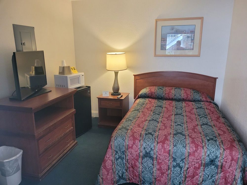 Queens Lodge Motel 1