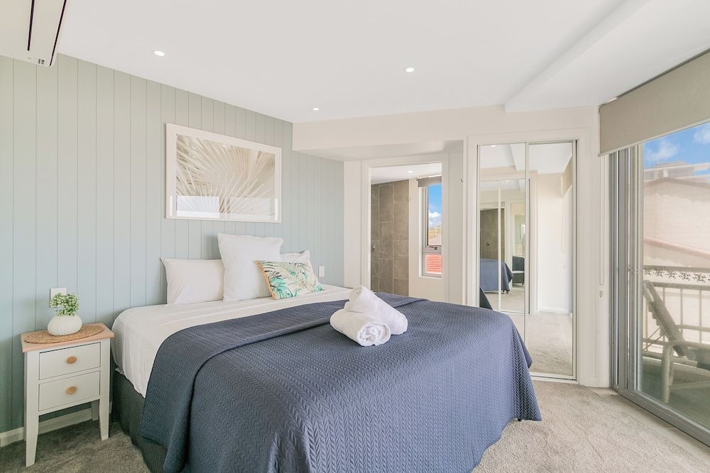Oceanside Resort - Absolute Beachfront Apartments 2