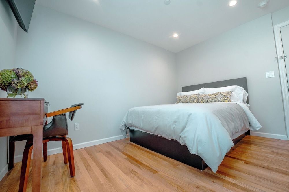 Hampton Bays Hotel On Main 2