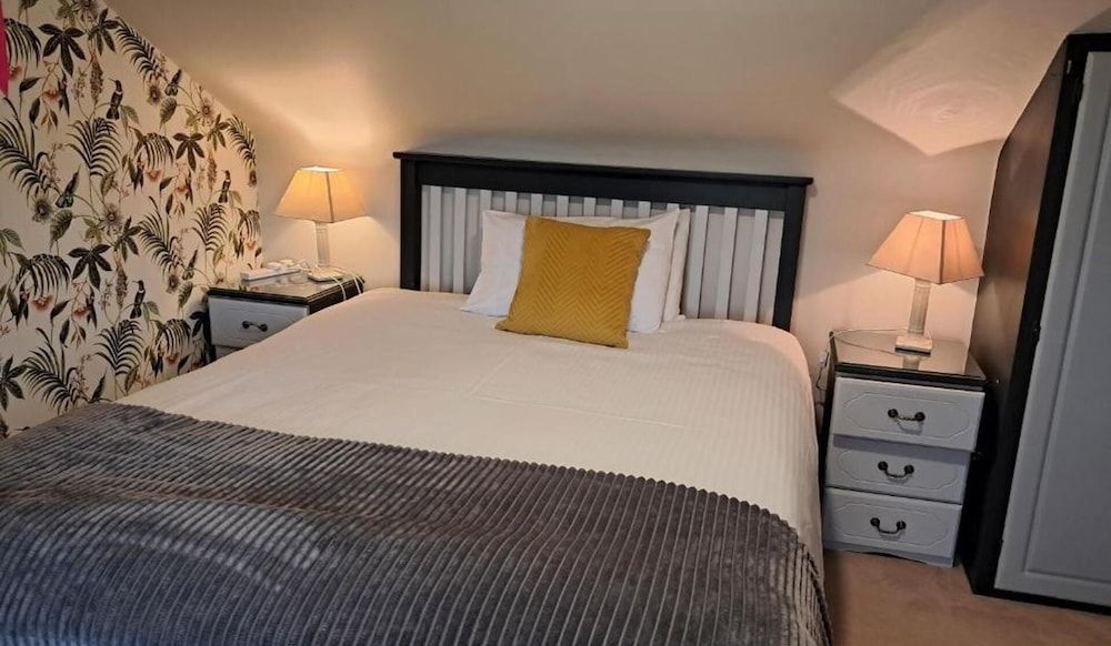Apartment - Sleeps 3 - Westport , Free Parking 2