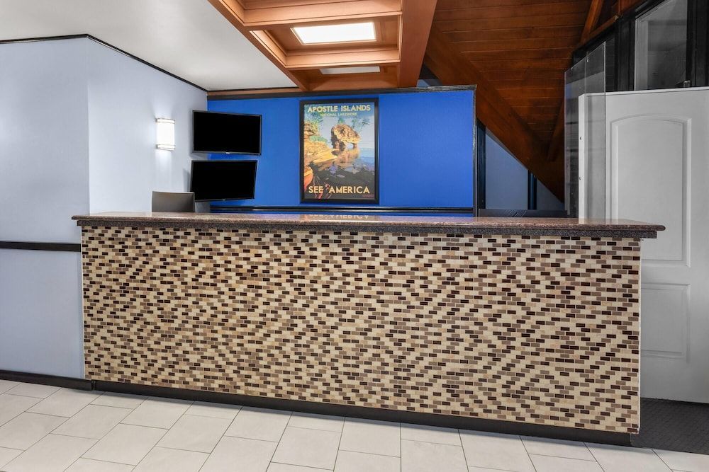Travelodge by Wyndham Milwaukee 2