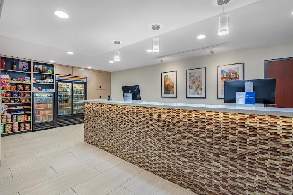 Best Western Plus Fresno Airport Hotel 2
