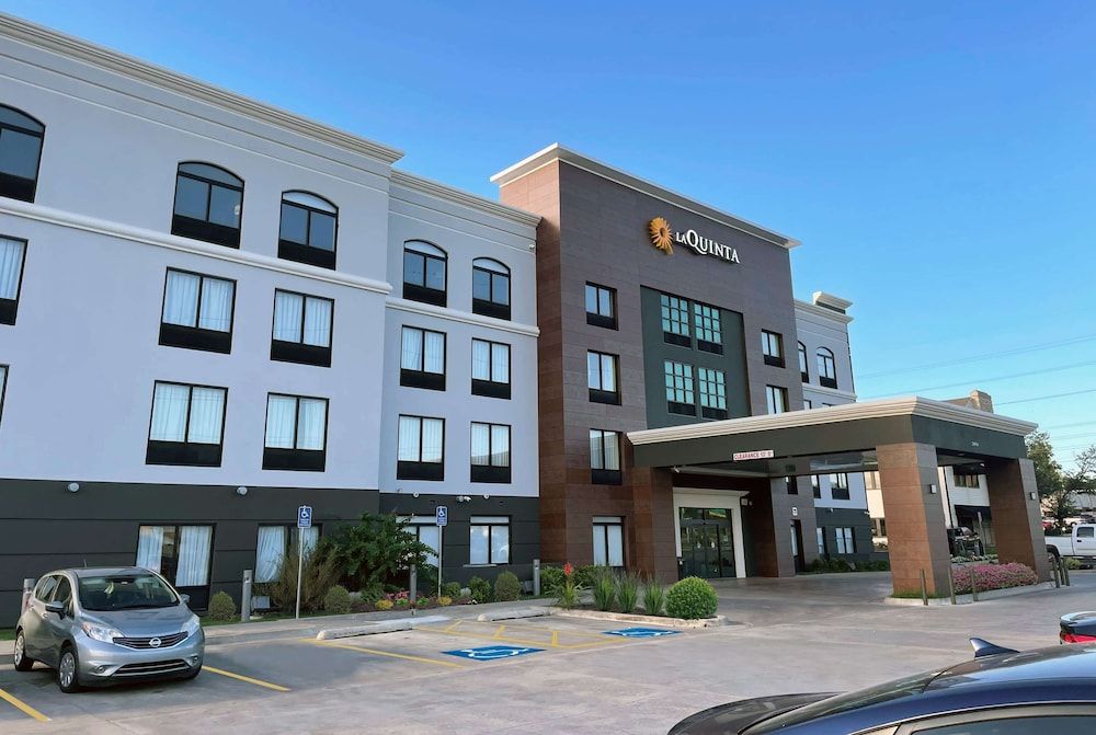 La Quinta Inn & Suites by Wyndham Tulsa Midtown 1