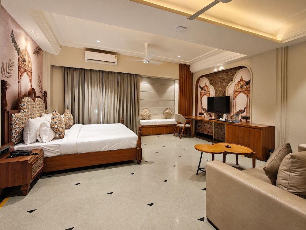 The Luxury Tiger at Lake Pichola 1