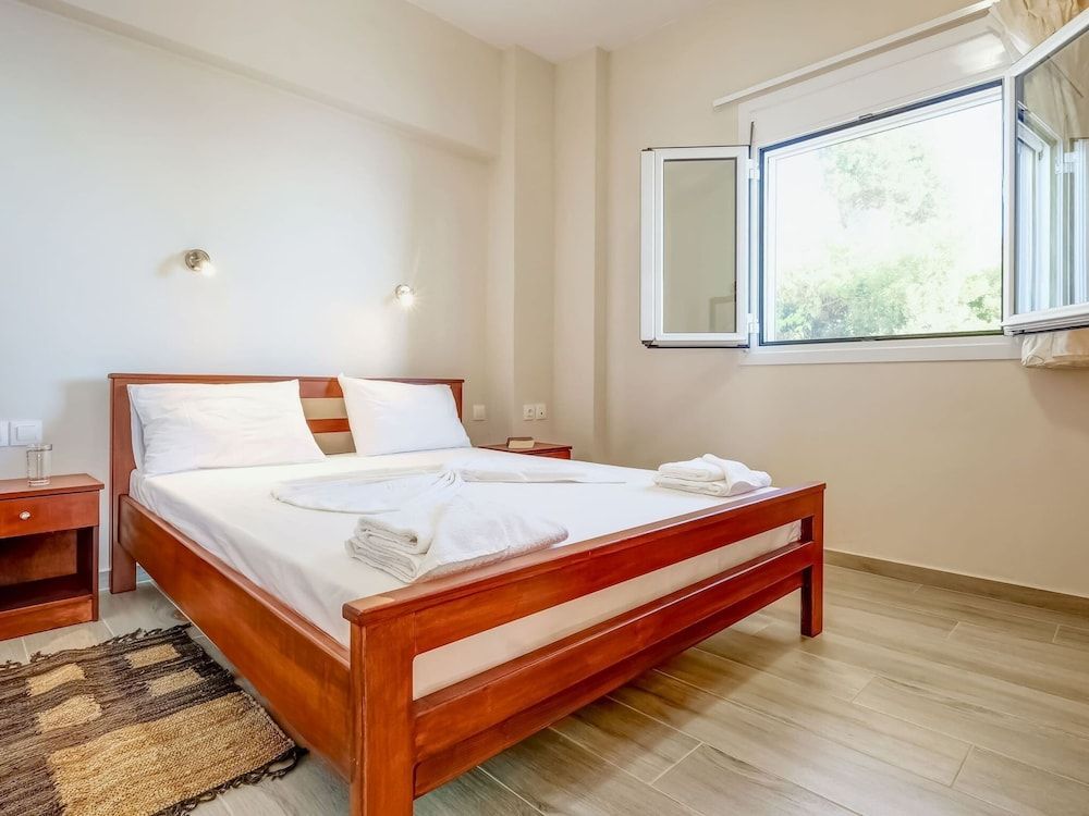 Seaview Studio in beautiful setting, west from Chania 2