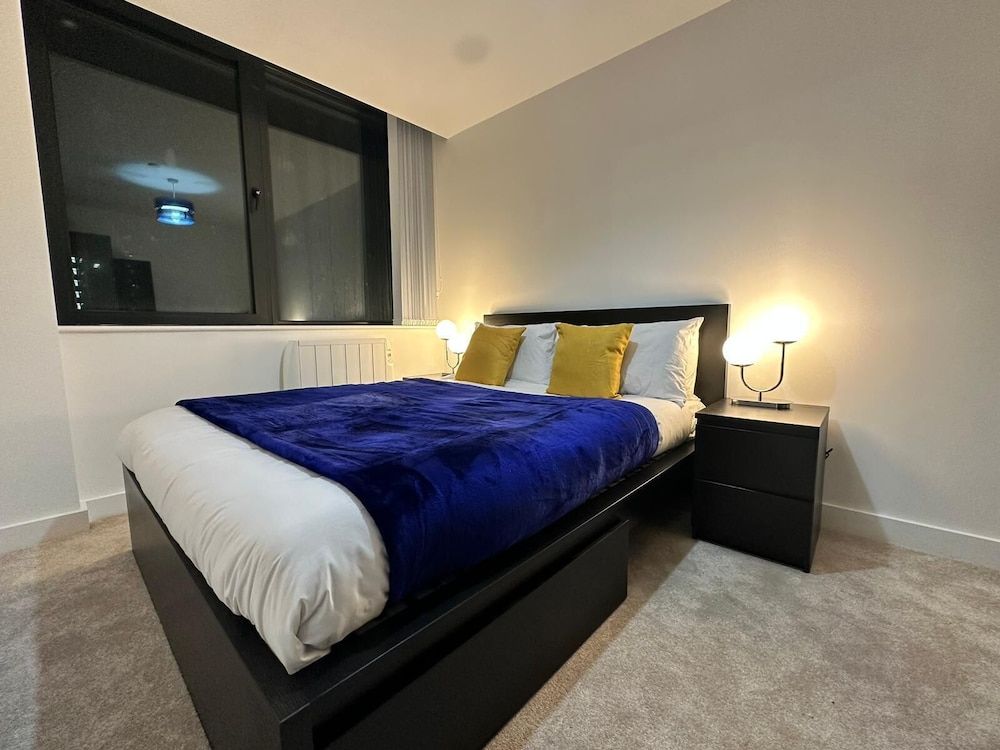 1 Bed Apartment near Old Trafford with Free car park 2