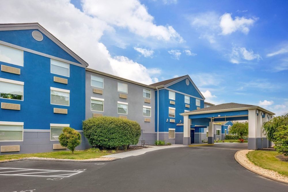 Comfort Inn & Suites Butler 1