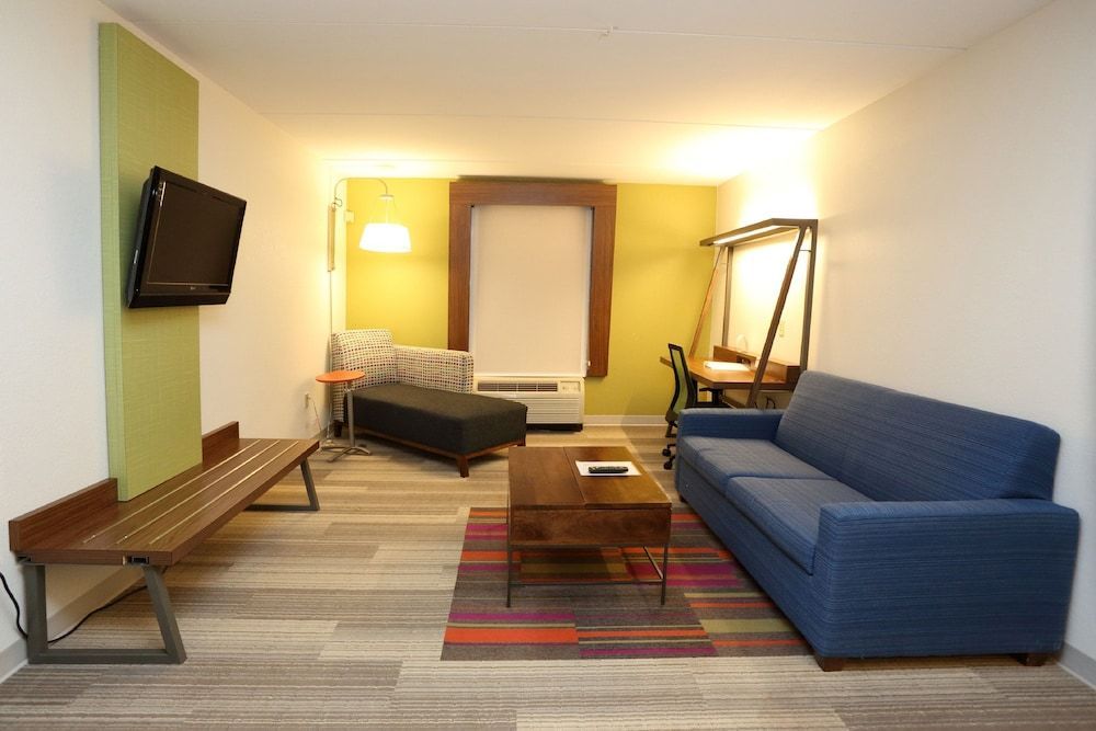 Holiday Inn Express & Suites NEWPORT NEWS by IHG 2