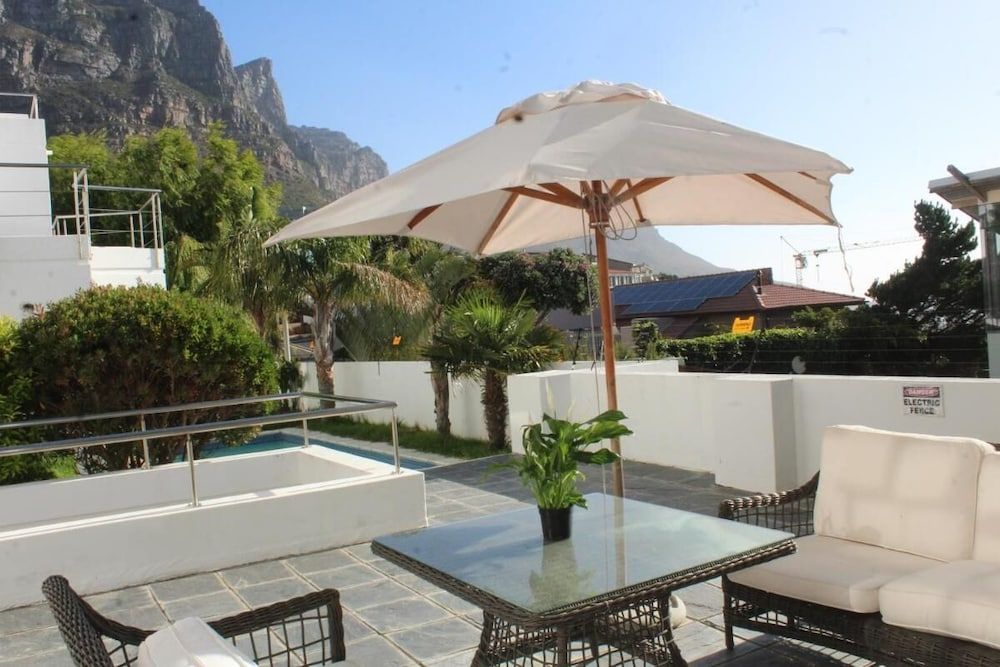 Cozy Camps Bay House with mountain and sea view 1