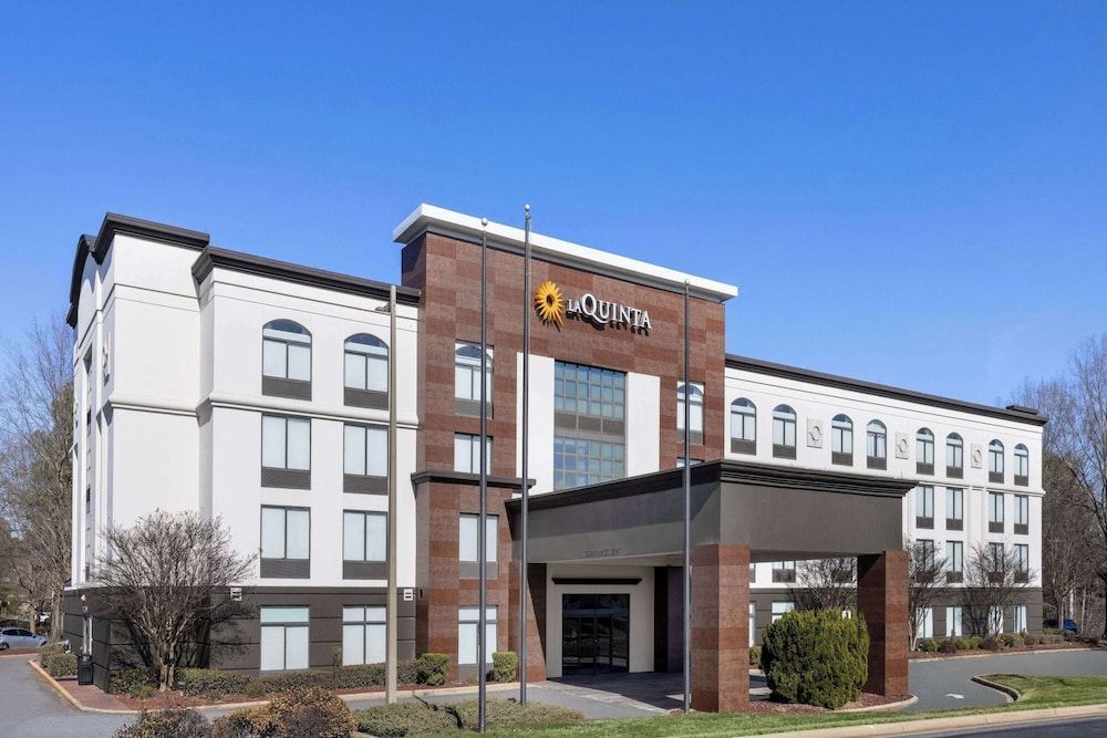 La Quinta Inn & Suites by Wyndham Mooresville 1