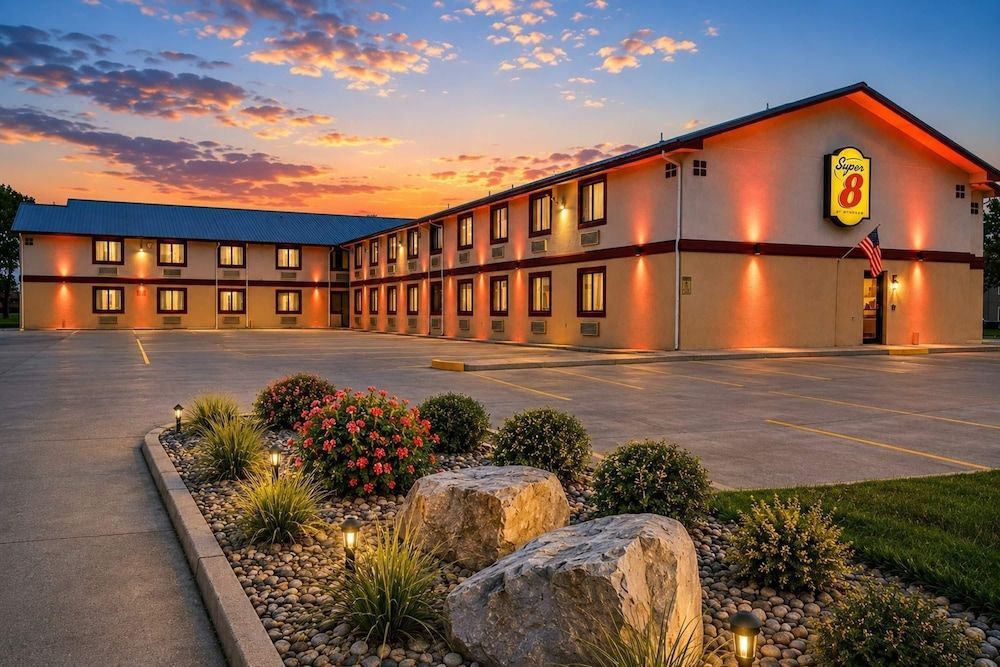 Super 8 by Wyndham Champaign 1
