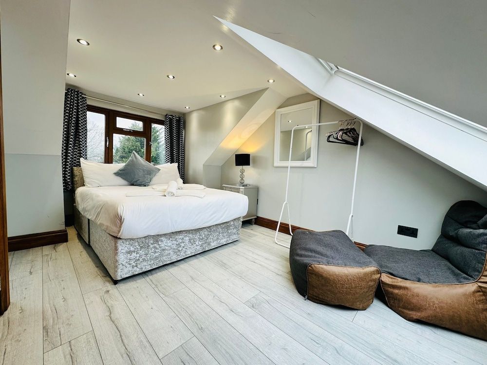 Spacious 6 Bed House in Wembley 1