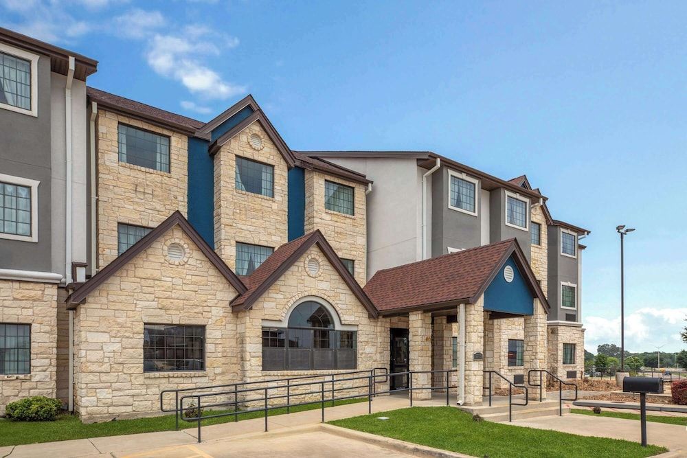 Microtel Inn & Suites by Wyndham Buda Austin South 1