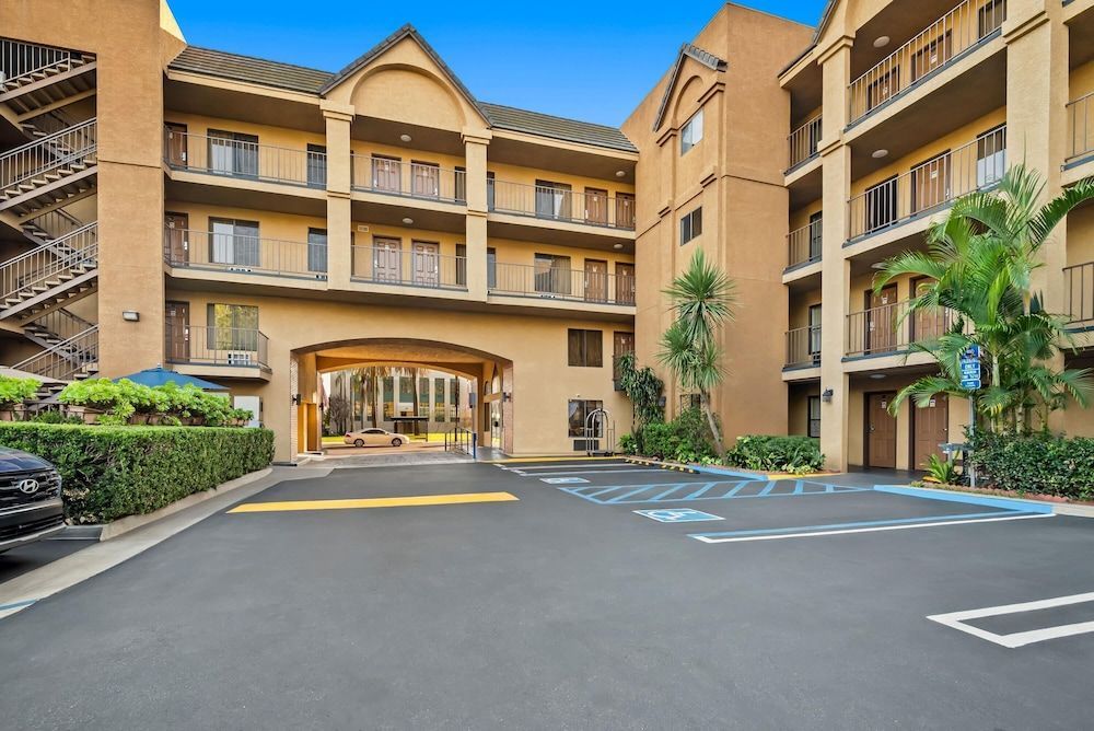 Howard Johnson by Wyndham Pasadena 1