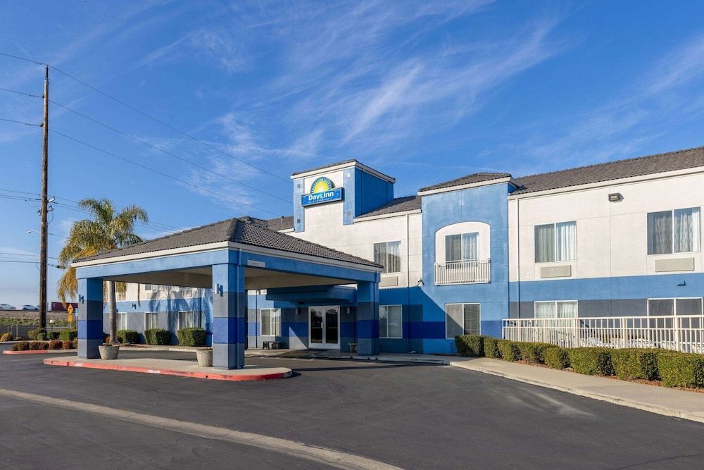 Days Inn by Wyndham Lathrop 1