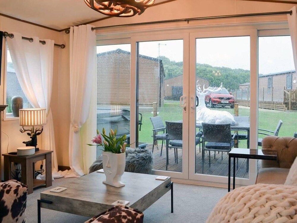 Boutique lodge with hot tub sleeps 6 2