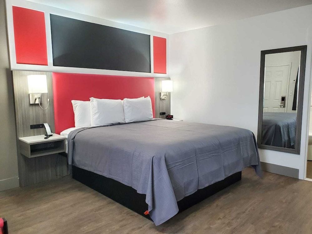 Seven Seas Inn & Suites 1