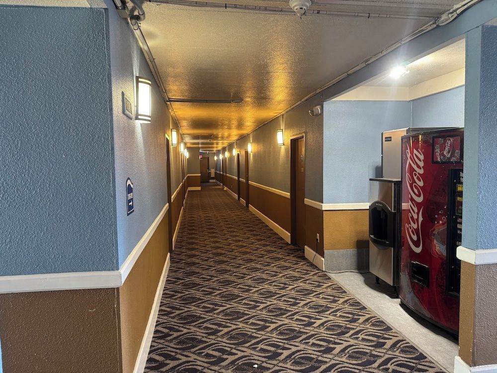 Economy Inn North Randall 2