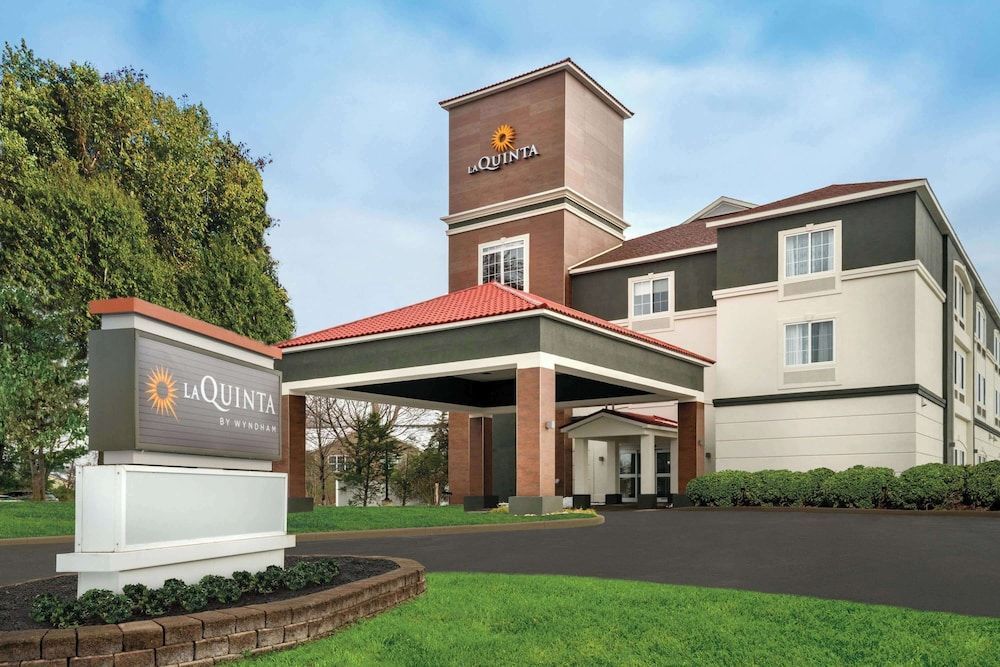 La Quinta by Wyndham Latham Albany Airport 1