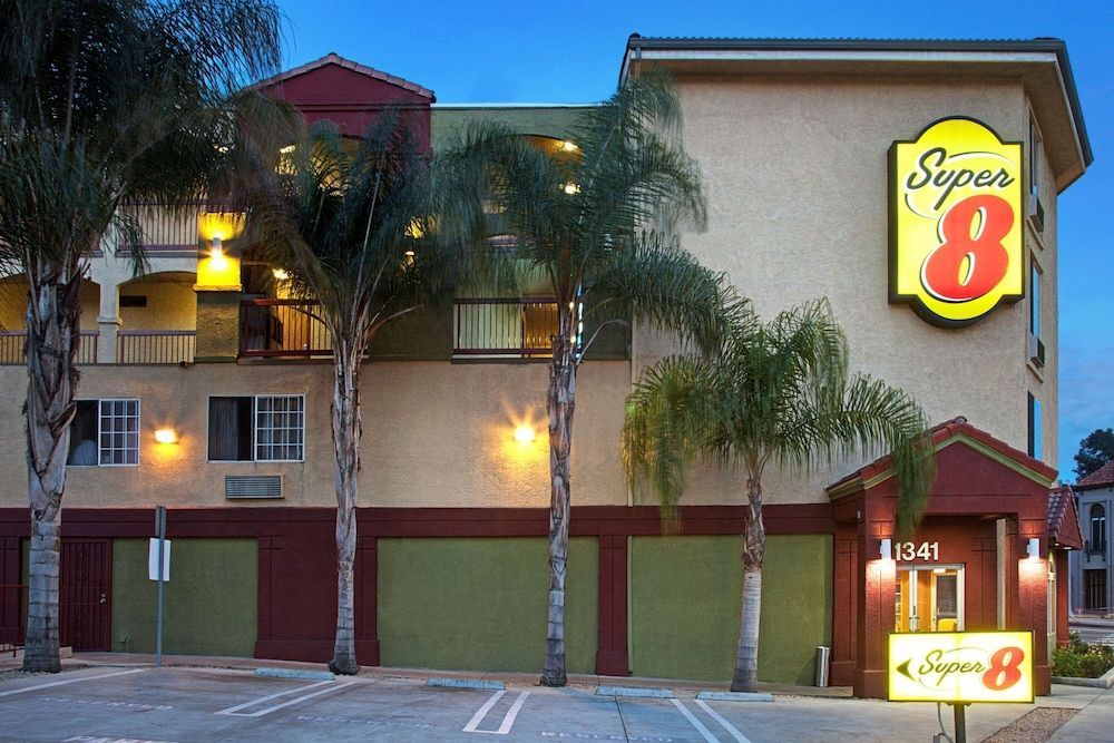 Super 8 by Wyndham Los Angeles Downtown 1
