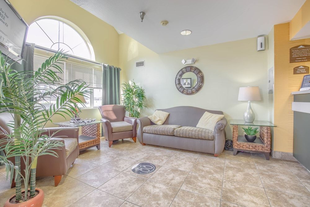 Microtel Inn & Suites by Wyndham Gulf Shores 2