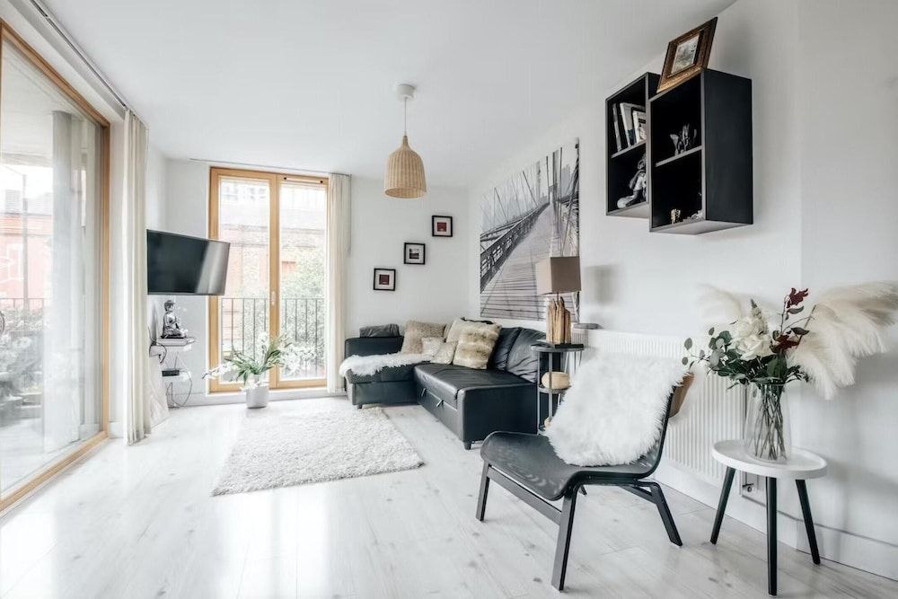 Notting Hill 2-Bed Apt with Balcony 1 min to Tube 1