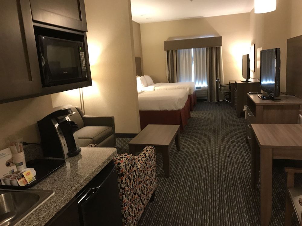 Holiday Inn Express & Suites Fredericksburg By IHG 2