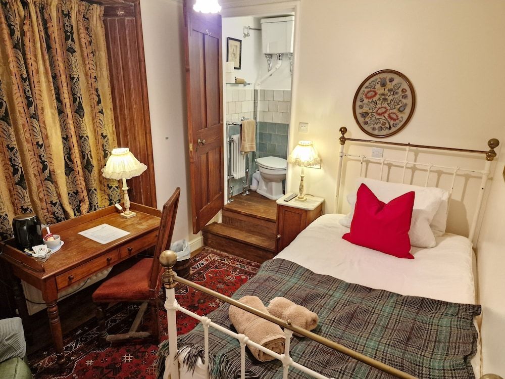 Cambus O' May Traditional Highland Hotel 2