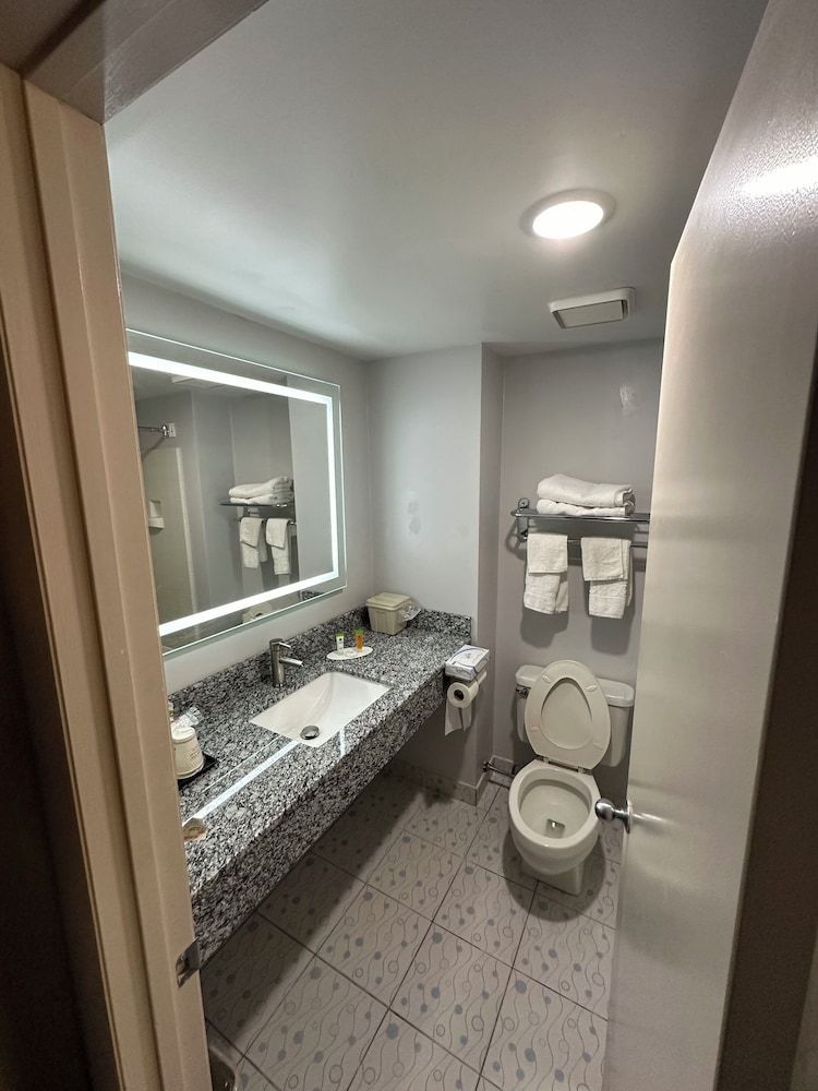 Aderi Hotel Niantic 1